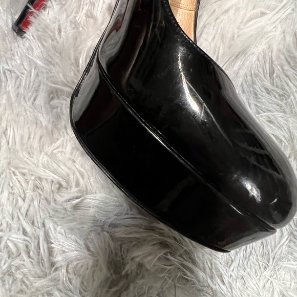 Christian Louboutin Bianca Patent Pump - Picture 10 of 13